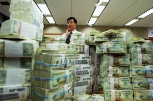 A foreign exchange banker. Chung Sung-Jun/Getty Images