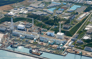 An aerial view shows the Tokyo Electric Power Co.'s (TEPCO) tsunami-crippled Fukushima Daiichi nuclear power plant and its contaminated water storage tanks (top) in Fukushima, in this photo taken by Kyodo August 31, 2013.(Reuters / Kyodo)