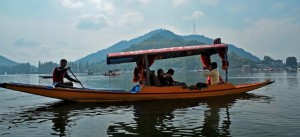 Tourists on a water taxi in Kashmir (draskd, 2011, Flickr creative commons)