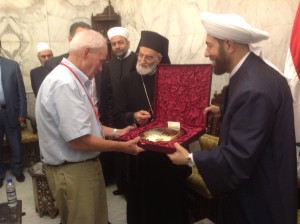 The author receiving a gift from the Grand Mufti of the Umayyad Mosque in Damascus in May/13. Foto: Antonio C. S. Rosa