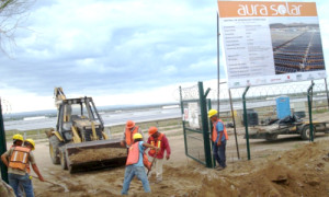 Latin America’s biggest solar power plant in La Paz, Mexico, could help reduce carbon emissions and pollution, as its output replaces that of dirty fossil fuel plants. Photo credit: Talli Nauman/Thomson Reuters Foundation