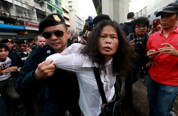 A Thai police officer detains an anti-coup protester in Bangkok, May 24, 2014. (AP Photo/Wason Wanichakorn)