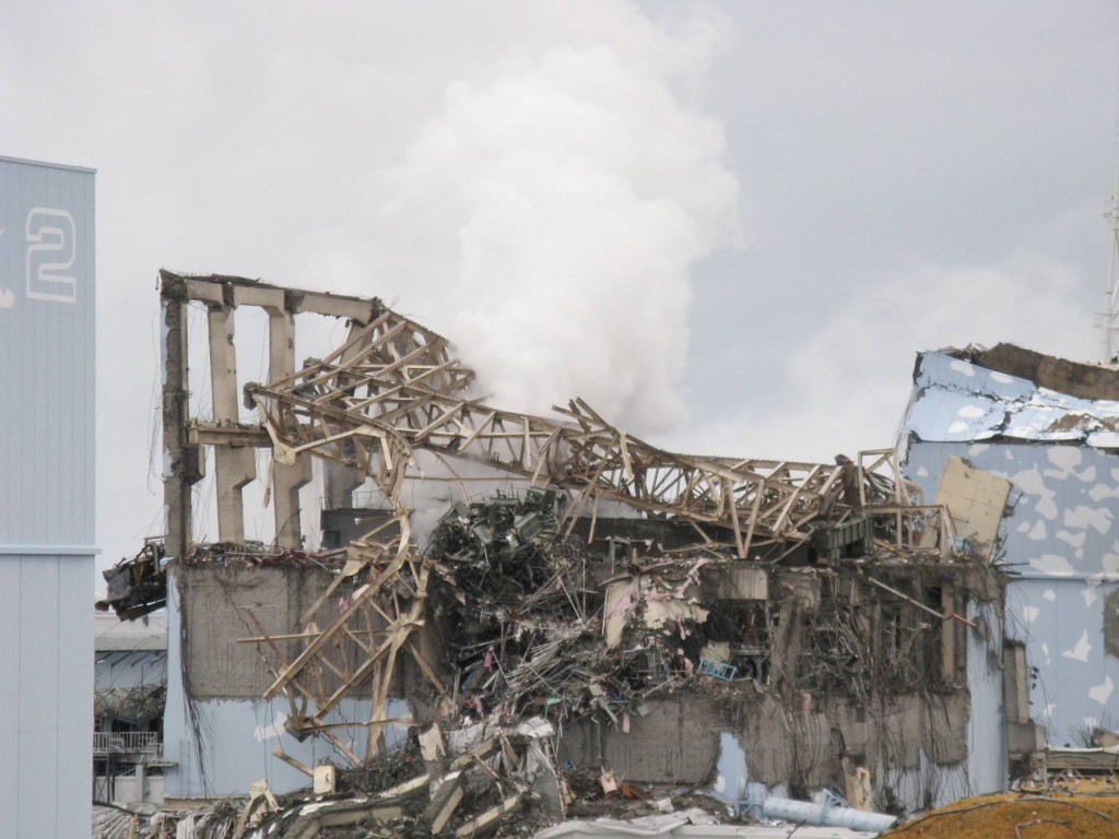 Photo: White smoke spews out from the No. 3 reactor building at the Fukushima No. 1 nuclear power plant on March 15, 2011, the day after the building exploded. (Provided by Tokyo Electric Power Co.)