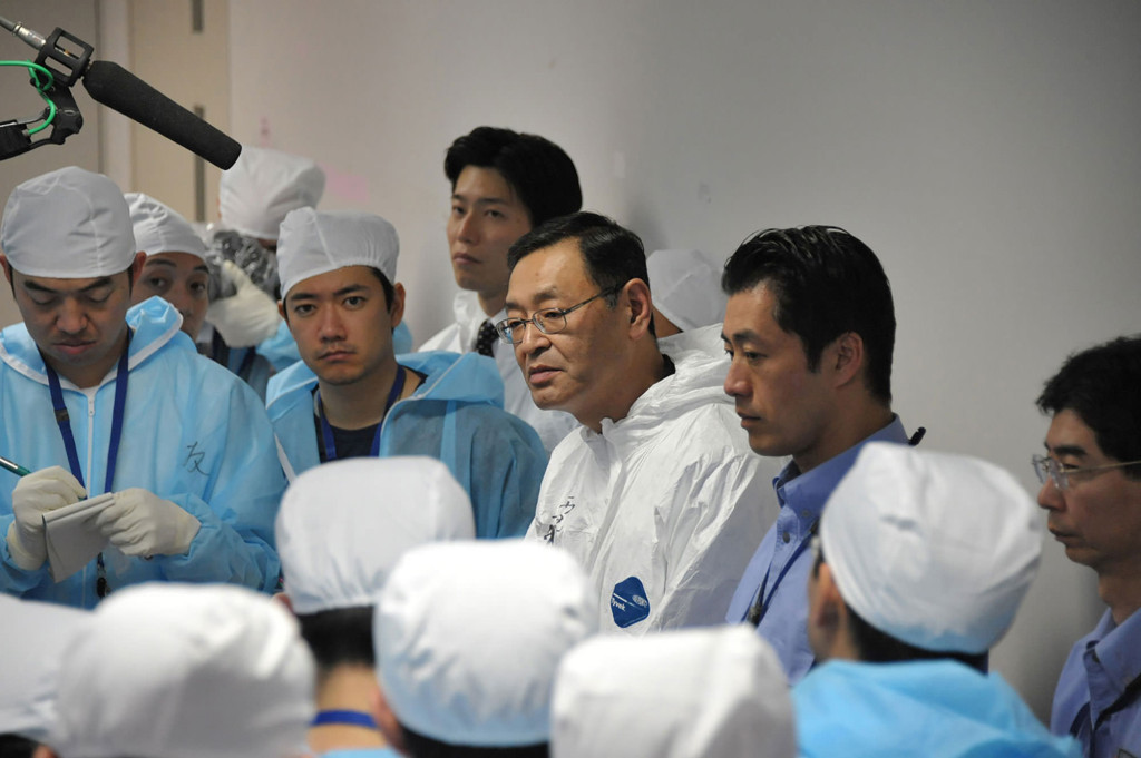 Photo: Masao Yoshida, general manager of the Fukushima No. 1 nuclear power plant, takes questions from reporters in a quake-proof control center building at the plant on Nov. 12, 2011.