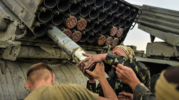 Ukrainian soldiers charge a Grad multiple rocket launcher system, near the eastern Ukrainian city of Shchastya, Lugansk region, on August 18, 2014. (AFP Photo / Aleksey Chernyshev)