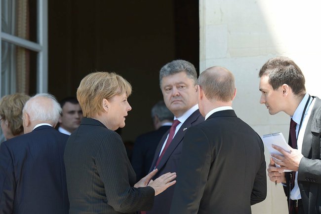 Ukrainian President Petro Poroshenko with German Chancellor Angela Merkel and Russian President Vladimir Putin in France in June 2014 [PPIO]