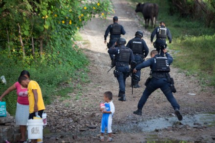 proceso mexico iguala drogas Policías federales bloquean acceso a fosas clandestinas de Iguala. Foto: Octavio Gómez