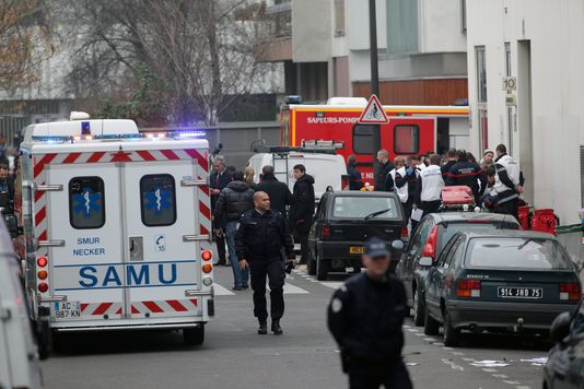 Les secours sont intervenus rapidement sur les lieux de l'attentat contre "Charlie Hebdo". | AP/Thibault Camus
