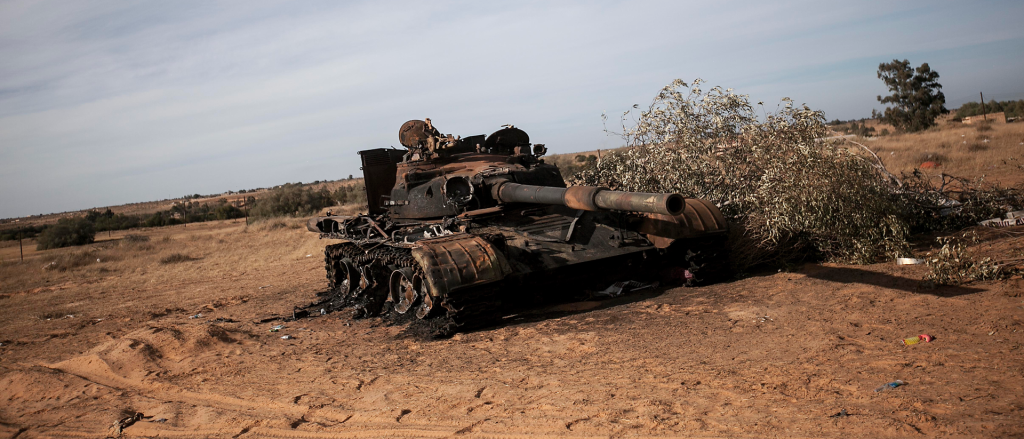 16 november 2014: Een verwoeste tank na gevechten tussen Fajr Libya- en Kiklatroepen nabij Tripoli. Foto: Narciso Contreras/Hollandse Hoogte