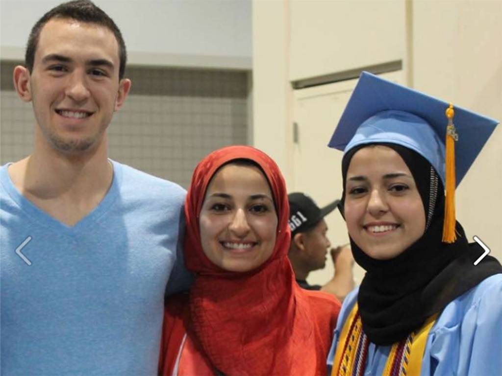 It: Nella foto: i tre studenti musulmani uccisi a Chapel Hill Eng: 23-year-old Deah Shaddy Barakat, his wife Yusor Mohammad, 21, and her sister, Razan Mohammad Abu-Salha, 19.