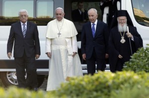 Pope Francis prayed for peace with Mahmoud Abbas and Shimon Peres in June 2014. Source: UltimasNoticias