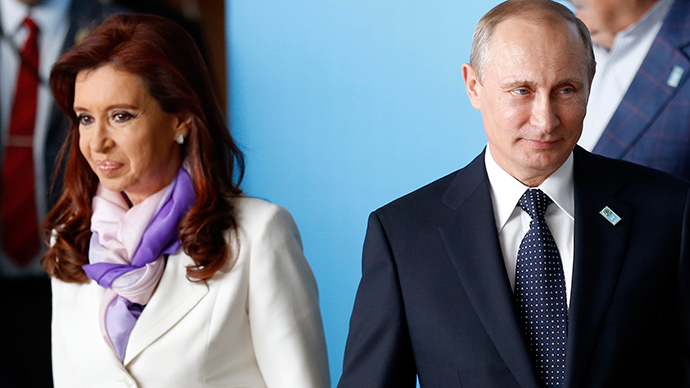 Russia's President Vladimir Putin (R) and Argentina's President Cristina Fernandez de Kirchner arrive to the official photo session for the BRICS summit (Reuters / Sergio Moraes)