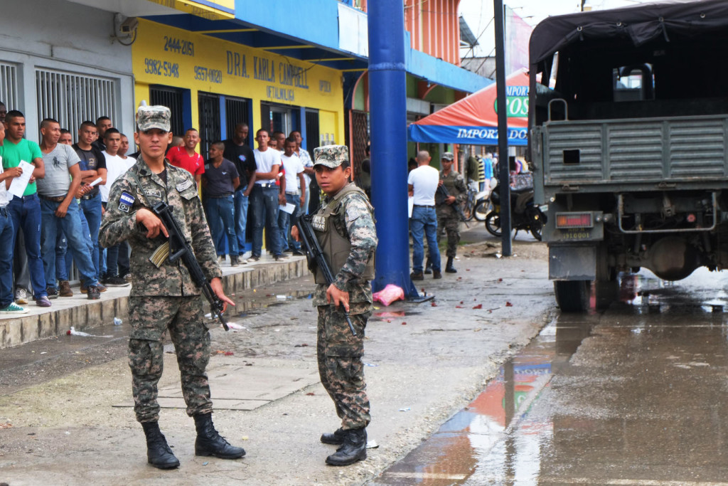 Honduran soldiers in the streets of Tocoa, Bajo Aguán. Elisabeth Weydt / Westdeutscher Rundfunk