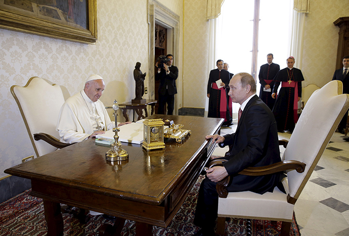 Russian President Vladimir Putin (R) meets Pope Francis during a private meeting at Vatican City, June 10, 2015 (Reuters / Gregorio Borgia)