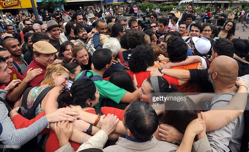 Hundreds of protesters embrace at the Culture square in San Jose, Costa Rica, on October 15, 2011, during a worldwide demonstration against corporate greed and government cutbacks. Crédito: AFP  | gettyimages.com