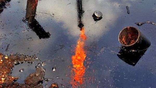 Chevron set fire to over 800 pools of petroleum that they had in Ecuador, causing air pollution. | Photo: noticiasambientales