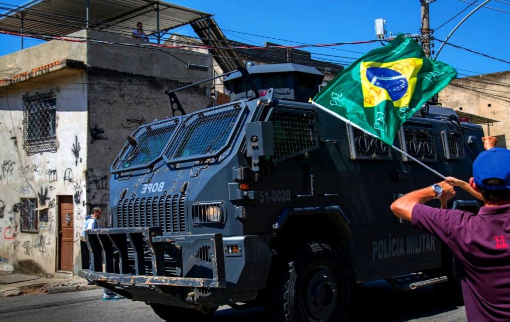 manifestacao no complexo do Alemao, contra as mortes de moradores durante operacoes policiais.