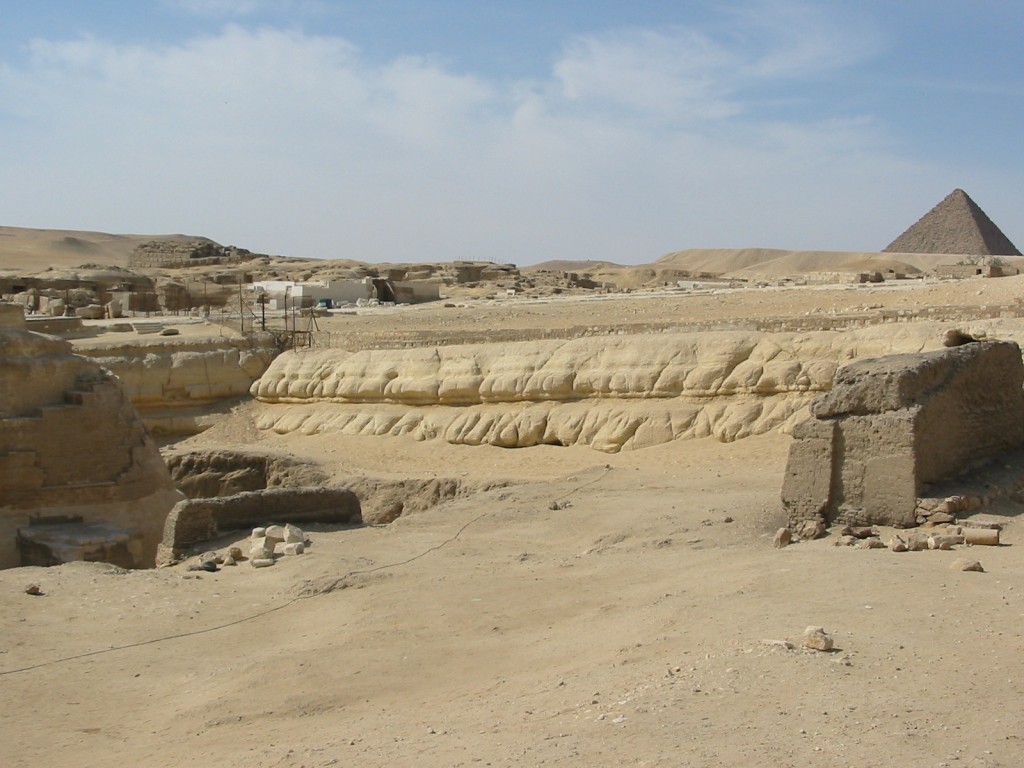 The western wall of the Sphinx enclosure, showing erosion consistently along its length. Courtesy and copyright of Colin Reader.