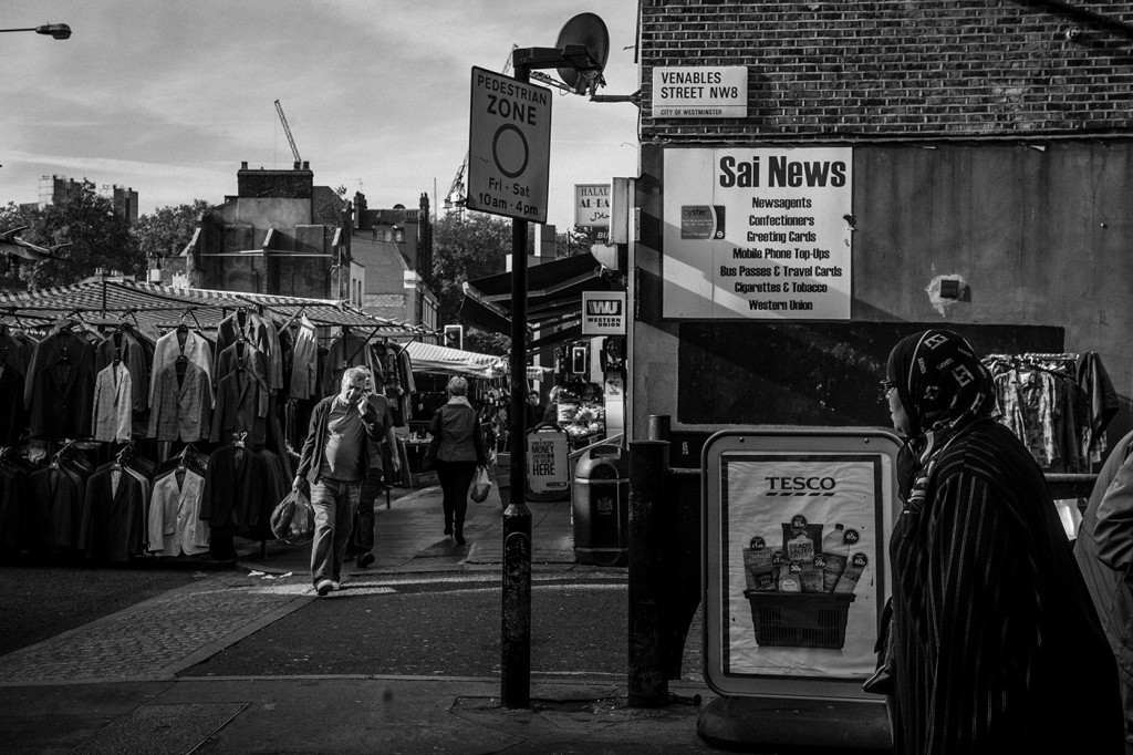 Church Street Market near Edgware Road, northwest London. Sept. 29, 2015. Photo: Andrew Testa for The Intercept