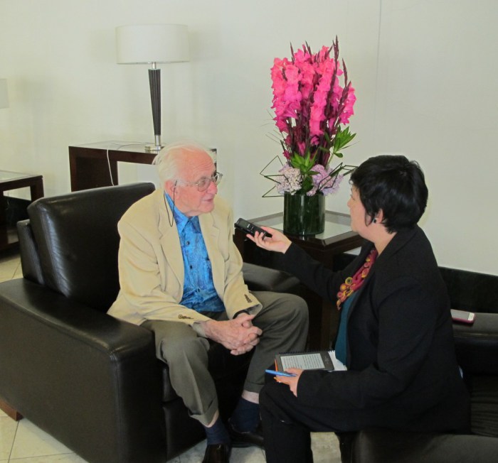 Johan Galtung durante su entrevista con Nubia Rojas en Bogotá