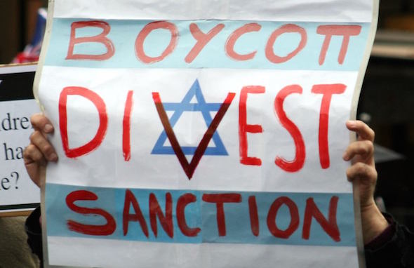     A sign promoting the boycott, divestment and sanctions movement against Israel at a rally unassociated with the AFL-CIO. (Takver / CC BY-SA 2.0)