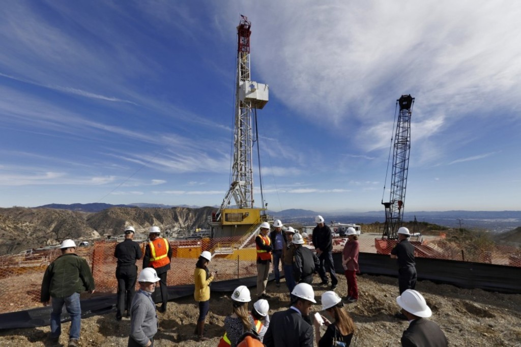  Los Angeles Mayor Eric Garcetti, accompanied by SoCal Gas officials, visits the Aliso Canyon facility in the Porter Ranch neighborhood of Los Angeles, Wednesday, Dec. 2, 2015, to look at drilling of a relief well to stem a gas leak at an adjacent well in an underground storage field. (Irfan Khan/Los Angeles Times via AP)