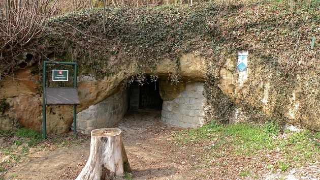 Entrada para o Erdstall em Perg, Áustria. O túnel abrange a Áustria e Alemanha, porém segundo Dr. Kusch, há uma ligação entre túneis que vão desde a Escócia até a Turquia.