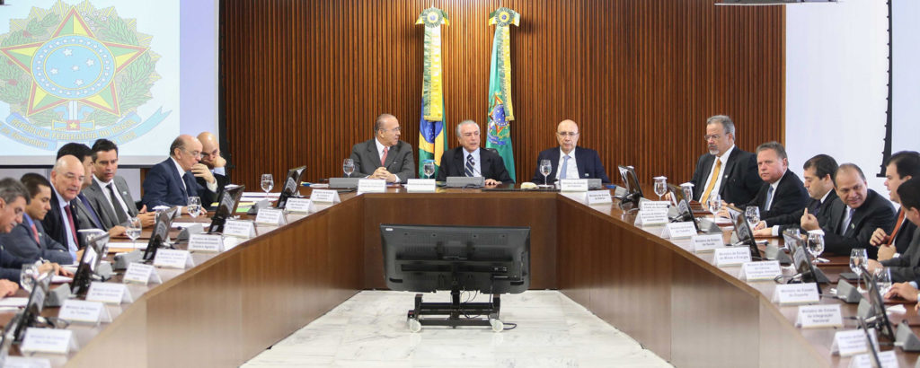 Interim President Michel Temer, center, held the first cabinet meeting to discuss the first steps of the government at the Planalto Palace in Brasília, Brazil, on May 13, 2016. Photo: Agencia Estado/AP