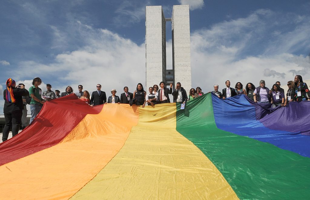 Bandeira LGBT no Congresso Nacional do Brasil: Antonio Cruz/ABr – http://www.agenciabrasil.gov.br/media/imagens/2009/05/14/1340AT2497.jpg [CC BY 2.5], via Wikipedia