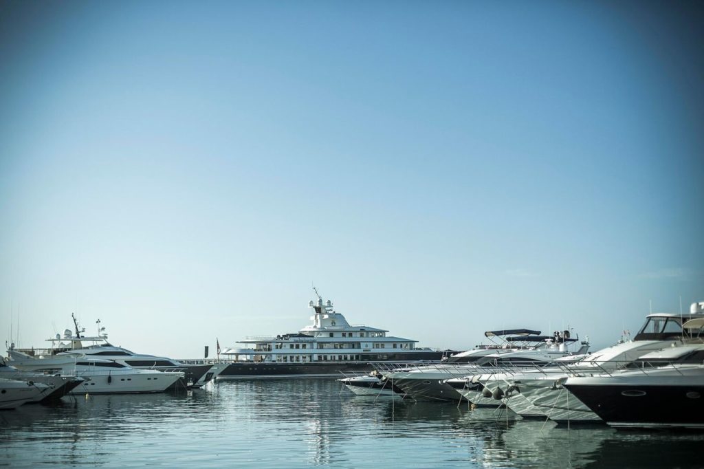Marina de luxe située à Marbella (Andalousie), Porto Banus voit défiler toute la jet set locale mais aussi les barons du trafic international de stupéfiants. 