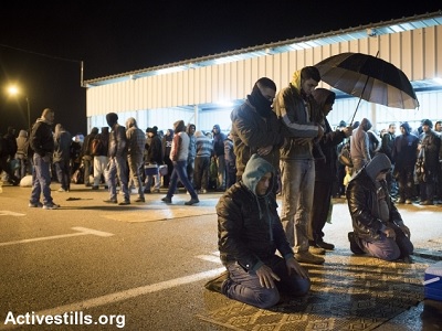 Palestinian workers pray after crossing Eyal checkpoint, between the West Bank city of Qalqilya and Israel. (Photo: Oren Ziv, Activestills.org, file)