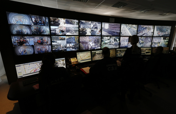 French police officers in the Urban Supervisory Control Centre (CSU) in Nice, southeastern France, on 26 April, 2016 (AFP). 