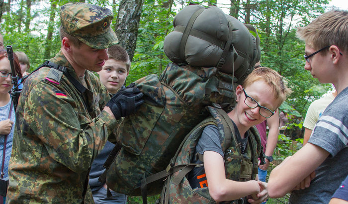 Kindern »Spaß« am Krieg vermitteln. Tag der Bundeswehr am 11. juni, hier in Munster Foto: flickr.com/Bundeswehr/Jane Schmidt