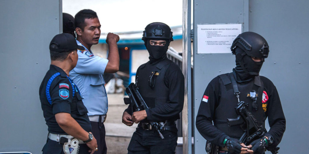 Indonesian police guard Wijaya Pura port, which is the entrance gate to Nusa Kambangan prison, as Indonesia prepares for its third round of drug executions on July 27, 2016, in Cilacap, Central Java, Indonesia. Photo: Ulet Ifansasti/Getty Images