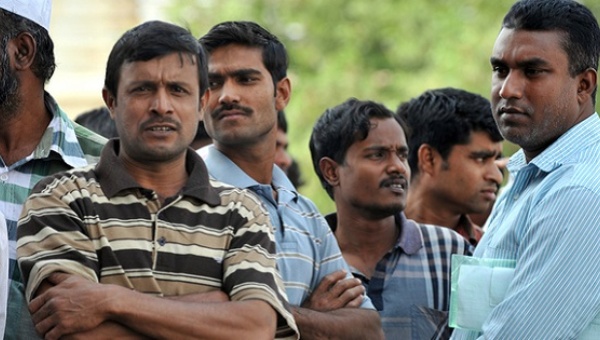 Foreign workers gather outside the Saudi immigration department. | Photo: AFP
