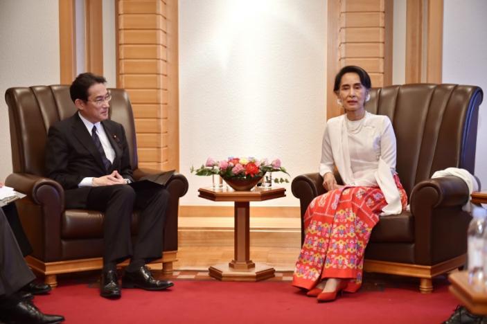 Myanmar State Counselor Aung San Suu Kyi (R) talks with Japan's Foreign Minister Fumio Kishida at a hotel in Tokyo on November 3, 2016.  REUTERS/Kazuhiro Nogi/Pool