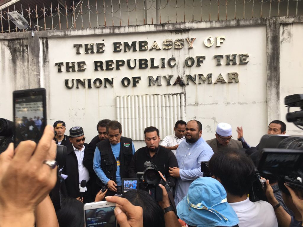 Protesters in front of the Myanmar Embassy in Bangkok. (Photo: Twitter / @PanuCNA)