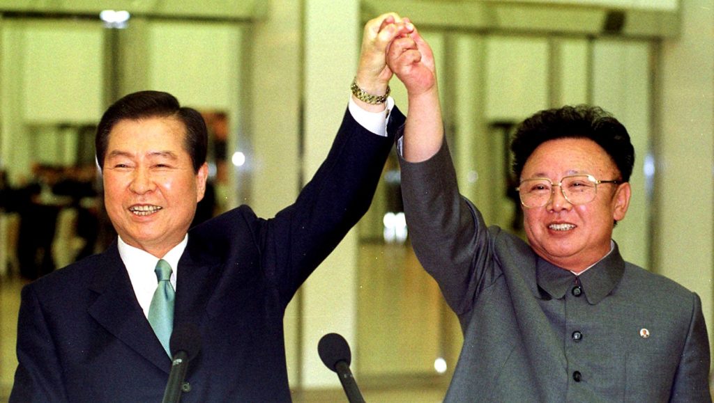 TOPPMØTE: De to lederne, Sør-Koreas president Kim Dae-jung og Nord-Koreas leder Kim Jong-il holdt hverandre i hendene før de skulle signere en felles erklæring på slutten av toppmøtet i juni 2000. Møtet ble sett på som et gjennombrudd i forholdet mellom de to statene. I ettertid er det kommet frem at det ble utbetalt flere hundre millioner dollar fra Sør- Korea til Nord-Korea i forkant av møtet. Foto: Ap